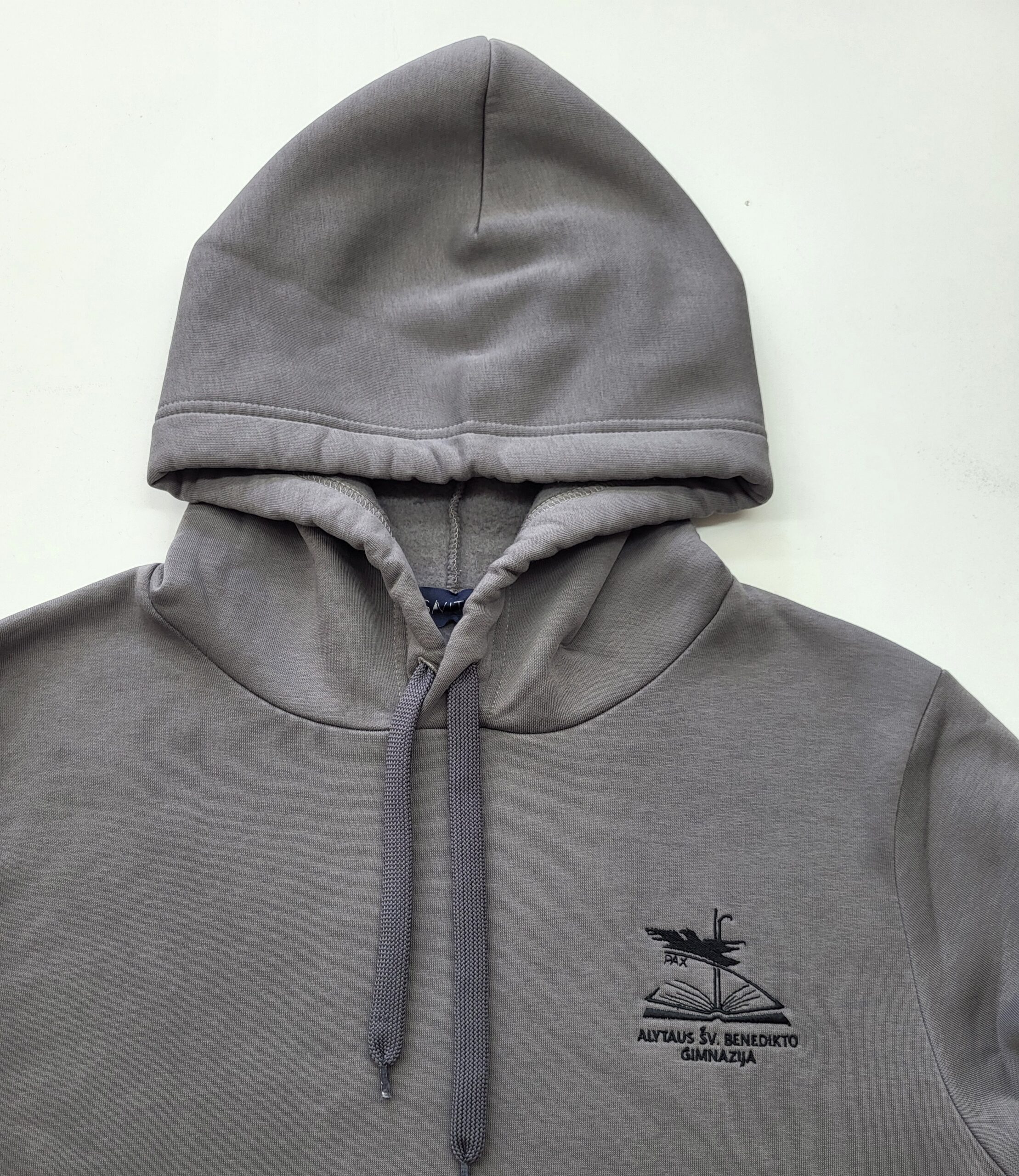 Sportinio stiliaus trikotažinis bliuzonas su gobtuvu ir mokyklos emblema - Image 2